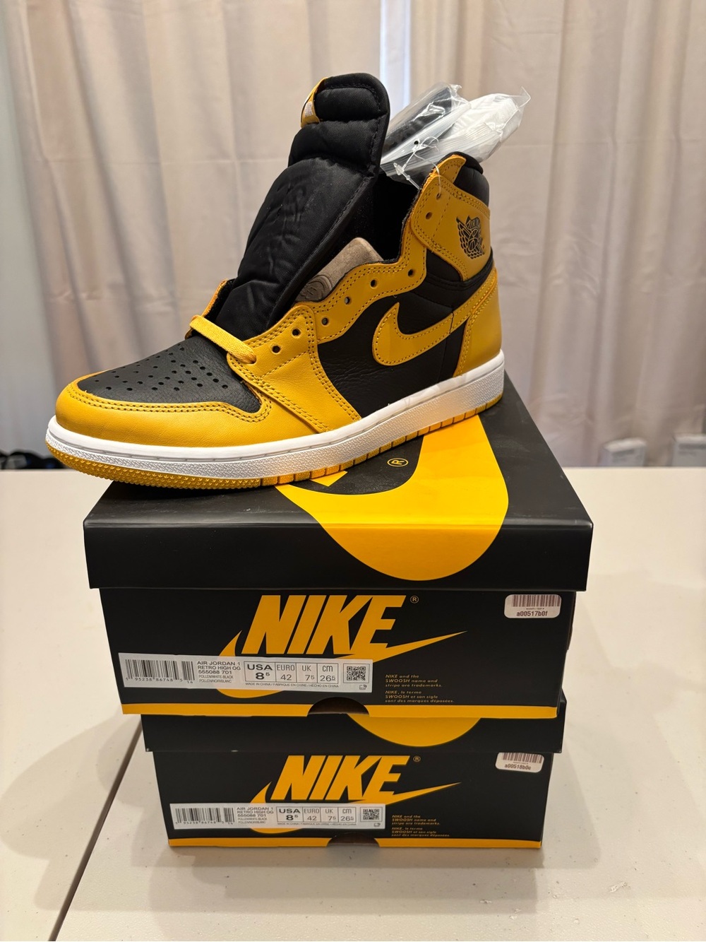 Nike Air Jordan 1 Retro High OG - Black/Yellow